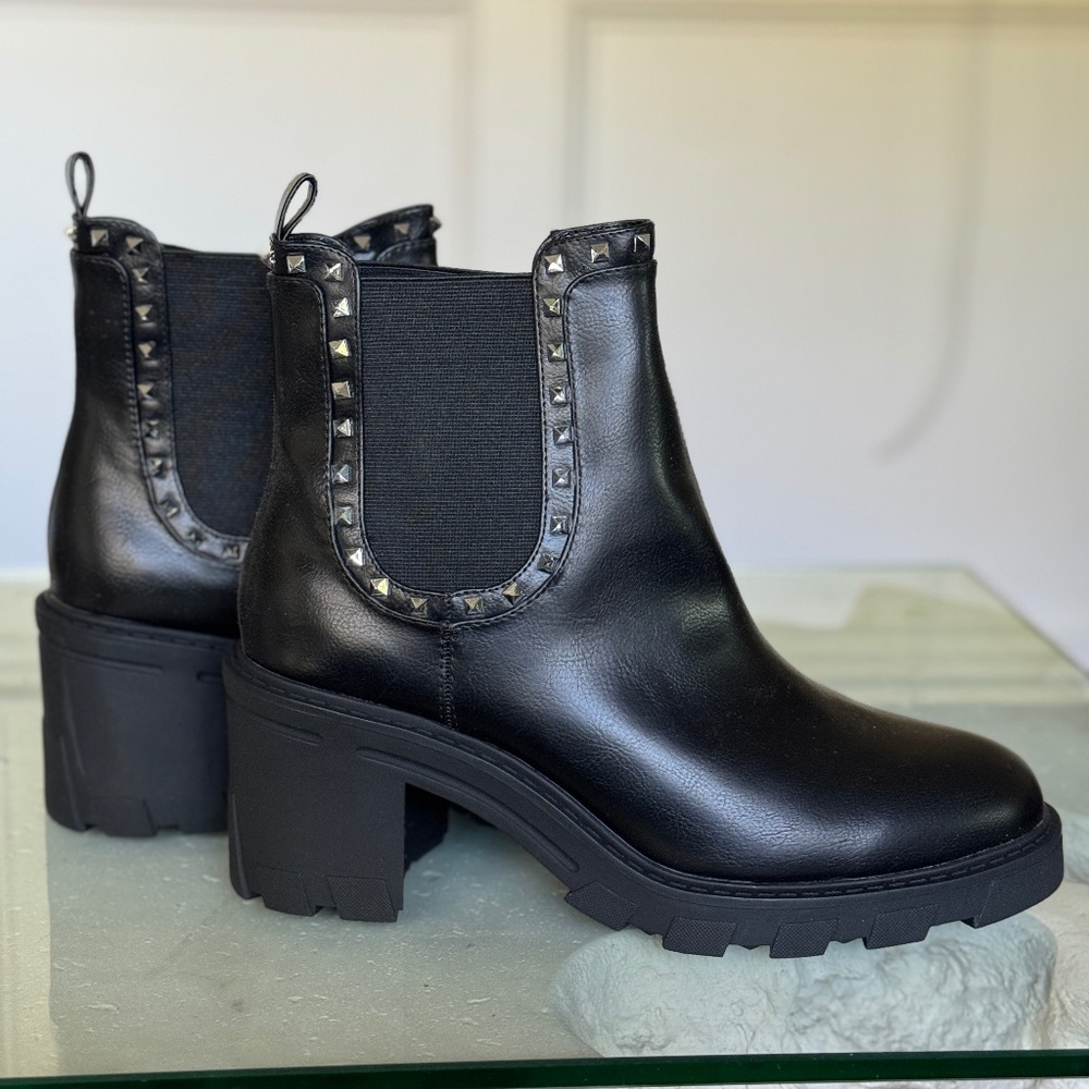 BCBGeneration Trista Chelsea Boot Black - Size 11